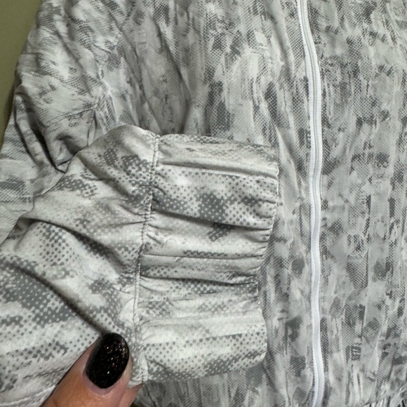 Lululemon Bombs Away Reversible Jacket White/Gray Printed Nylon Size L - Picture 10 of 10
